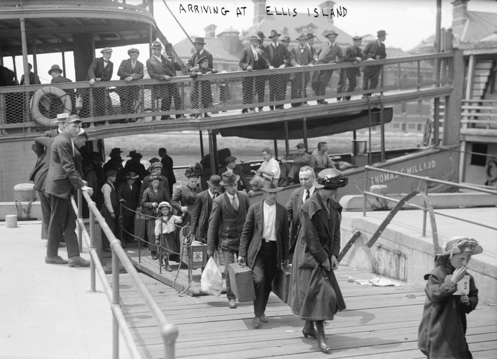 Emigrantes europeos desembarcando en Ellis Island en 1907